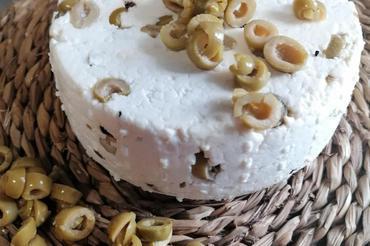 Ser kozi dojrzewający z zielonymi oliwkami i pieprzem świeży 200 g