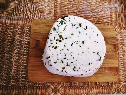 Ser kozi dojrzewający z czosnkiem niedźwiedzim świeży 200 g