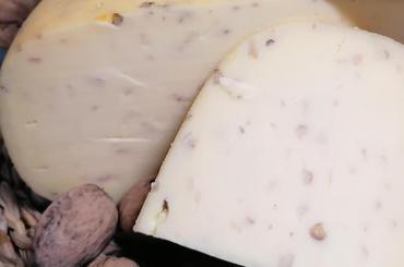 Ser krowi z orzechami włoskimi 200 g